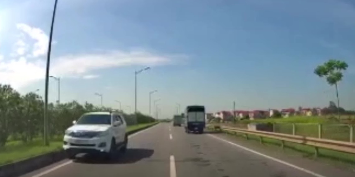 Ô tô ngang nhiên phóng ngược chiều trên cao tốc Hà Nội - Thái Nguyên