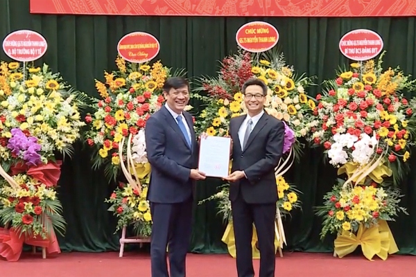 Trao quyết định cho ông Nguyễn Thanh Long làm quyền Bộ trưởng Bộ Y tế