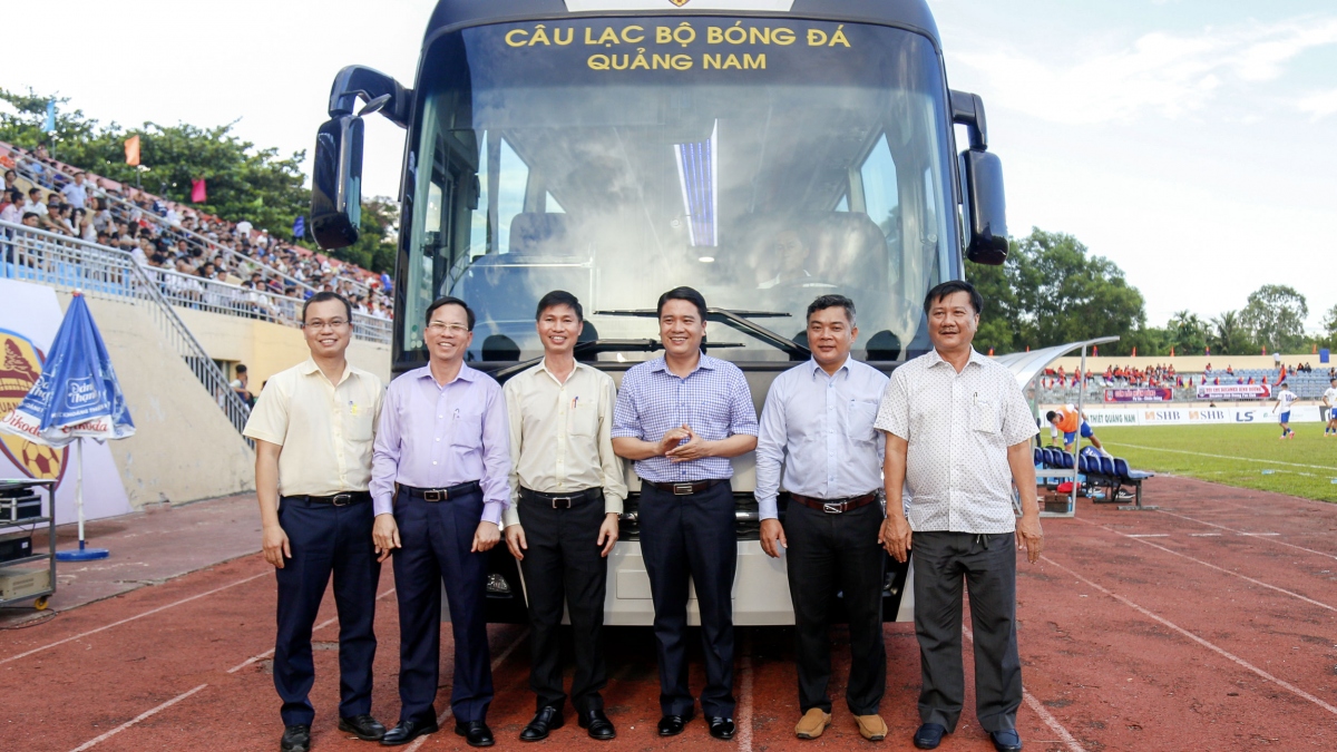 THACO tặng câu lạc bộ bóng đá tỉnh Quảng Nam xe bus 47 chỗ