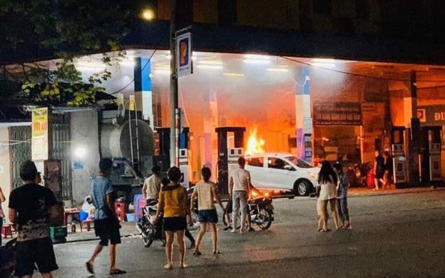 Lùi trúng cột bơm xăng trên phố Thủ đô, ô tô bốc cháy dữ dội