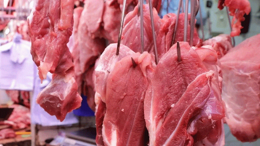 Giá thịt lợn giảm mạnh, dân buôn lo đẩy hàng sớm