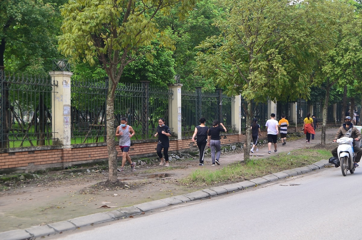 “Phớt lờ” cách ly xã hội, người dân Hà Nội vẫn tập thể dục nơi công cộng