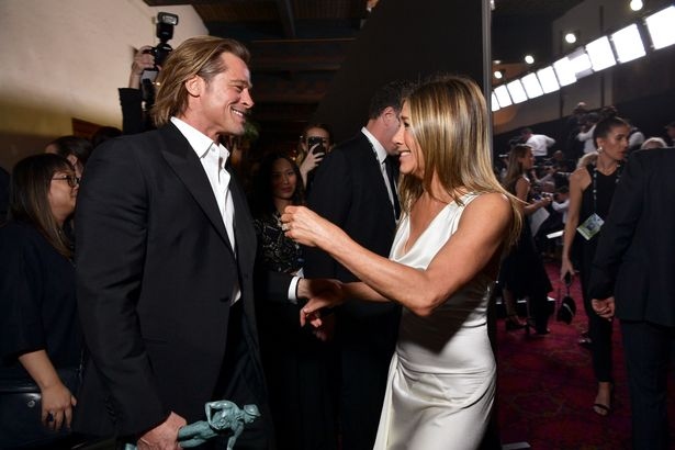 Đã chia tay, Jennifer Aniston vẫn đeo nhẫn đính hôn của Brad Pitt