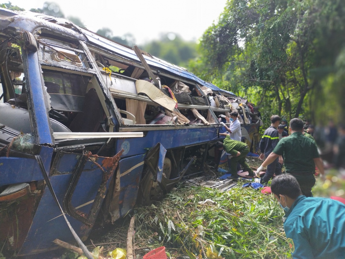 Hiện trường xe khách lao xuống vực làm ít nhất 5 người chết ở Kon Tum