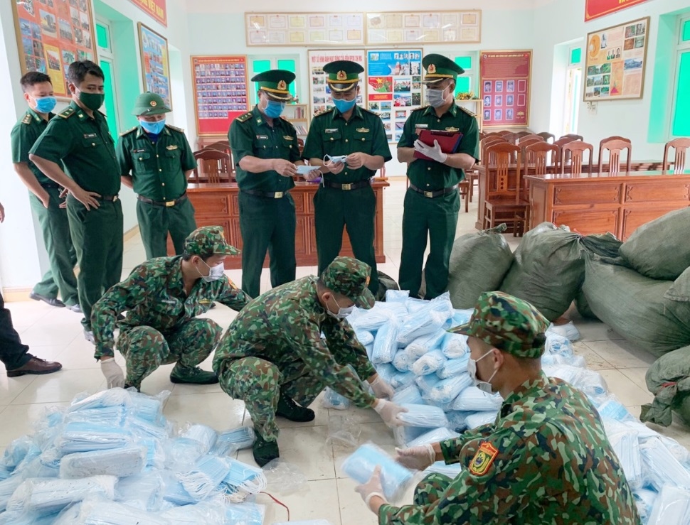 Bắt giữ vụ vận chuyển 90.000 khẩu trang qua biên giới ở Lạng Sơn
