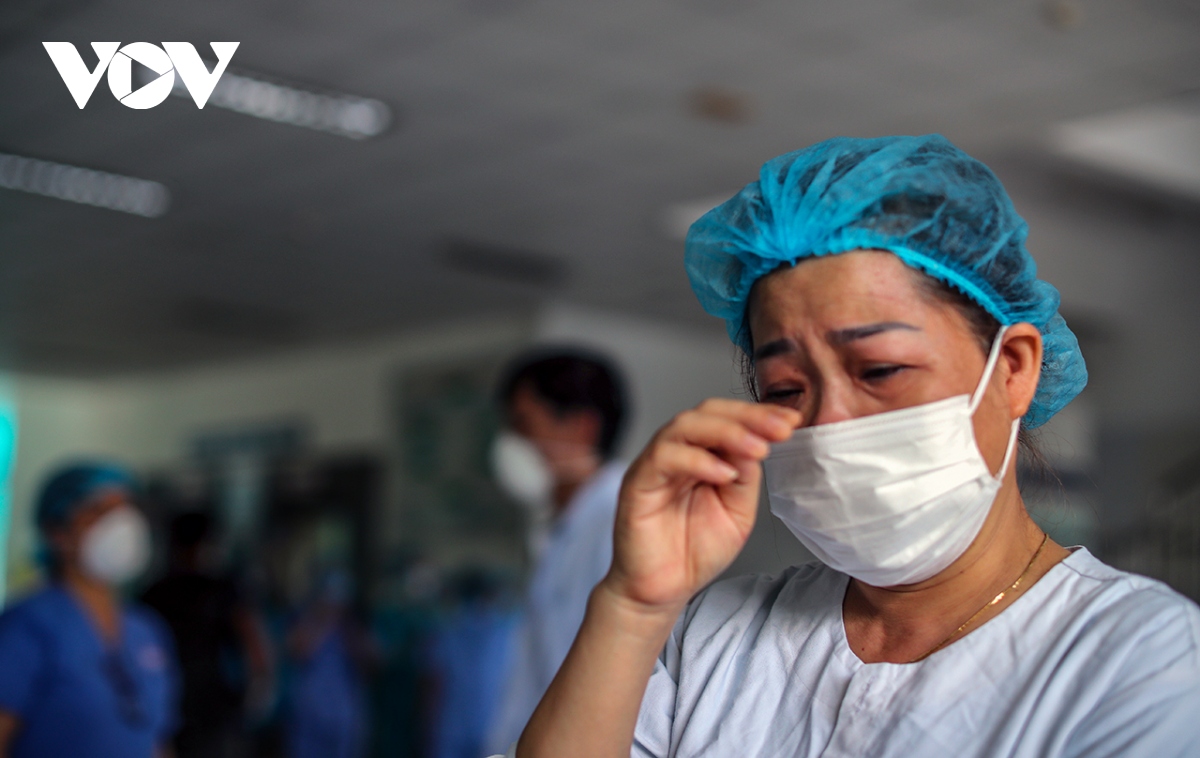 Nước mắt rơi trong ngày bệnh viện Đà Nẵng mở cửa trở lại