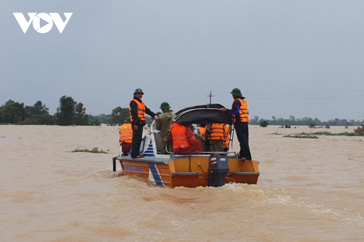 Nước lũ tràn qua QL1A tại Quảng Nam, giao thông bị chia cắt