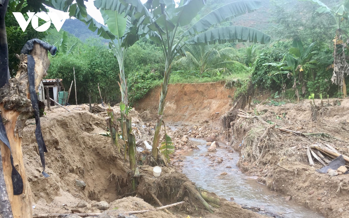 Người dân Quảng Nam vừa khắc phục hậu quả mưa lũ, vừa phòng chống áp thấp nhiệt đới