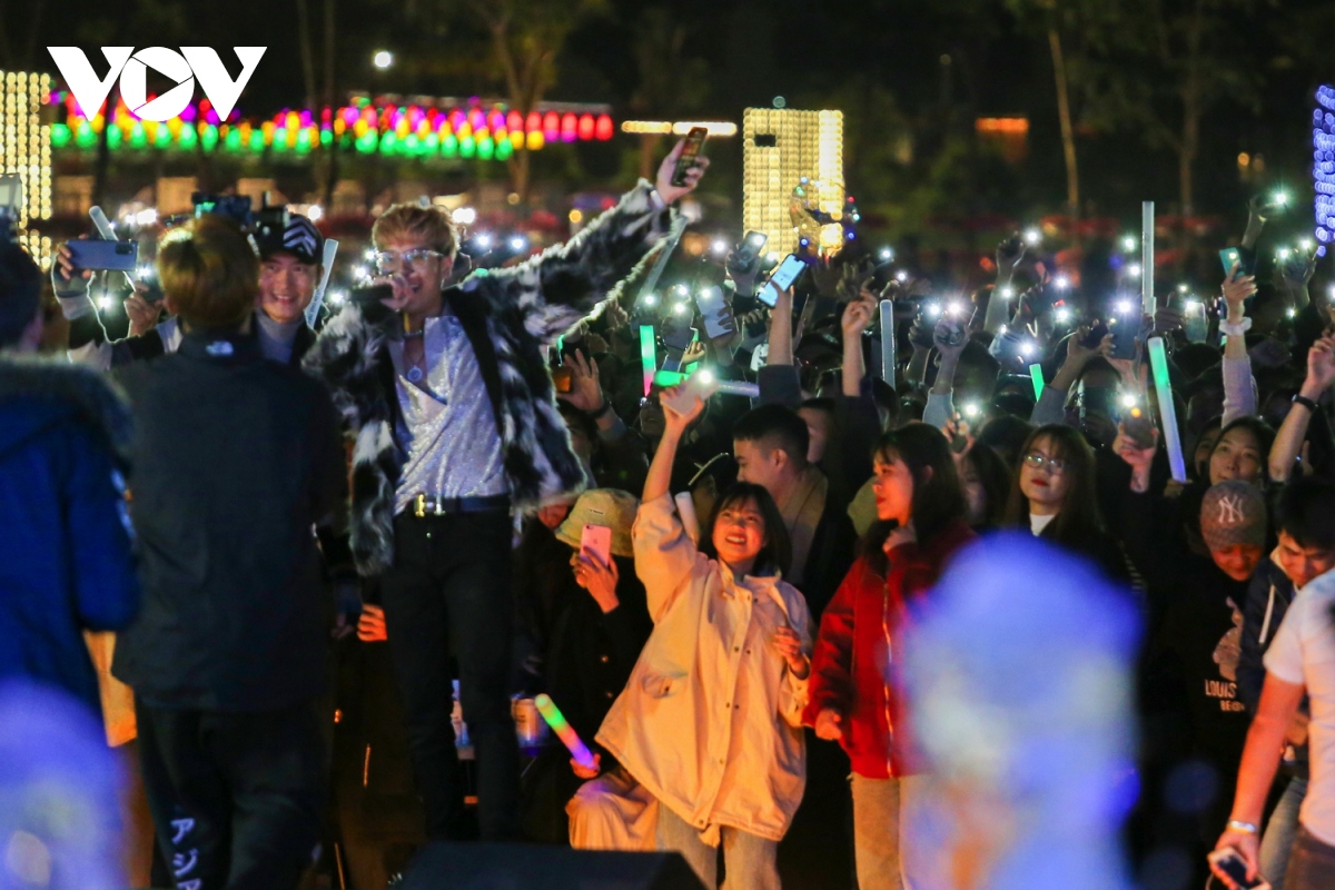 Người dân và du khách tại Quảng Ninh đón chào năm mới 2021