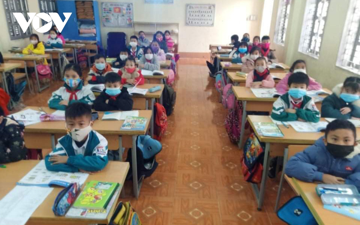 Nhiều trường ở TP Sơn La cho học sinh nghỉ học, thực hiện phun khử khuẩn