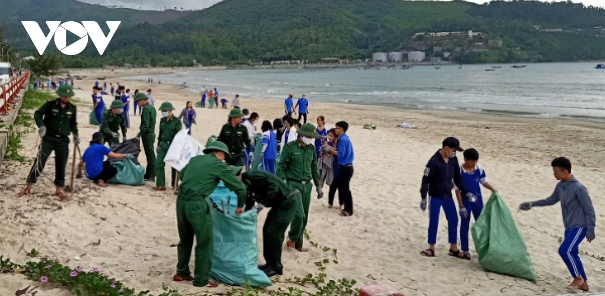 Tuổi trẻ Biên phòng Đà Nẵng ra quân làm sạch bãi biển