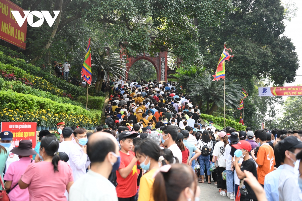 Hàng vạn người chen chúc trong ngày chính hội đền Hùng