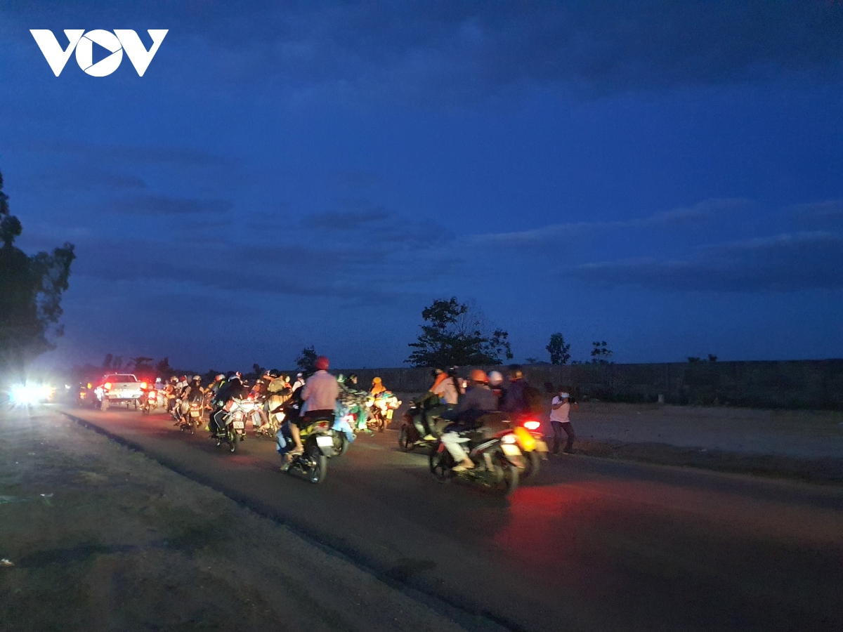 Bơ phờ vượt hàng ngàn km bằng xe máy từ vùng dịch về quê