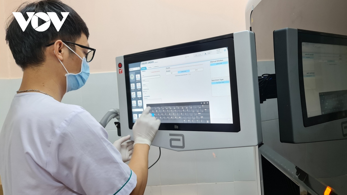 Bệnh viện Quân y 175 khai thác hệ thống xét nghiệm PCR tự động 1.000 mẫu/ngày