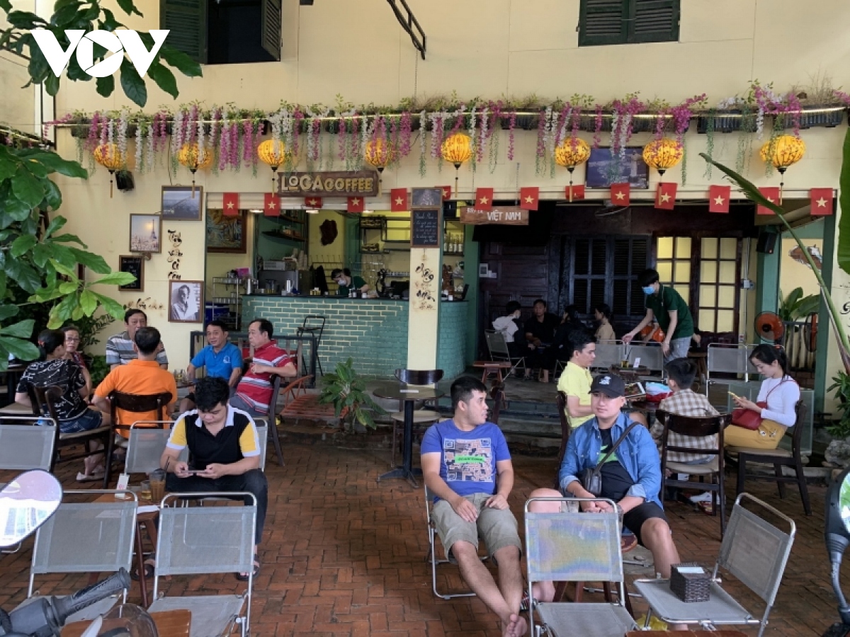 Người dân Đà Nẵng phấn khởi ăn sáng, uống cà phê khi hàng quán được mở cửa
