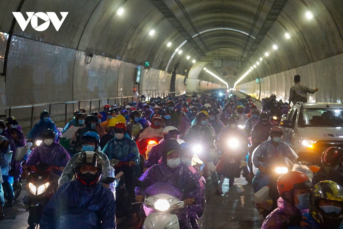 Lần đầu tiên mở cửa hầm đường bộ Hải Vân cho người đi xe máy về quê