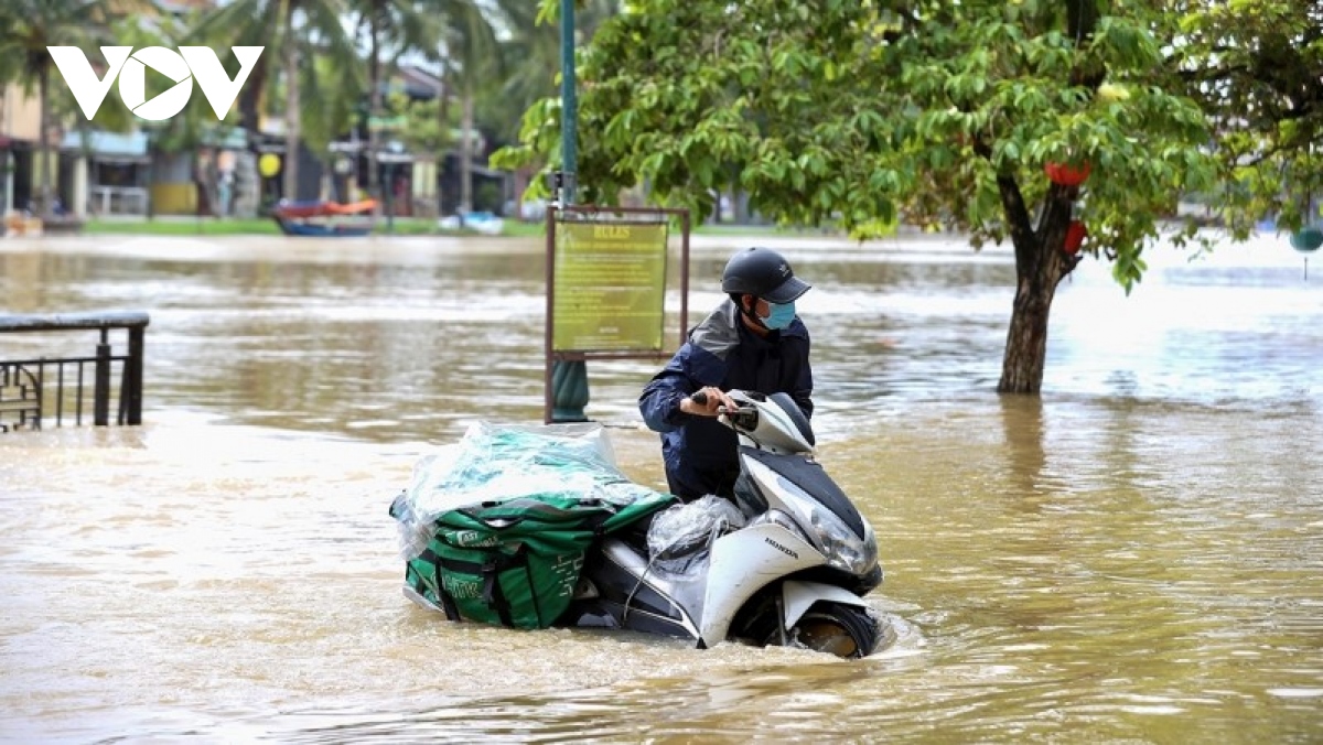 Hội An nước lũ lên chậm, nhiều người lội nước lụt ngày cuối tuần