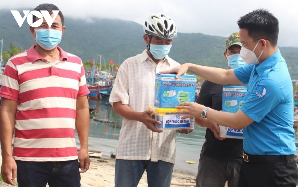 Đà Nẵng trao "Hộp thuốc an sinh" tặng ngư dân đánh bắt xa bờ