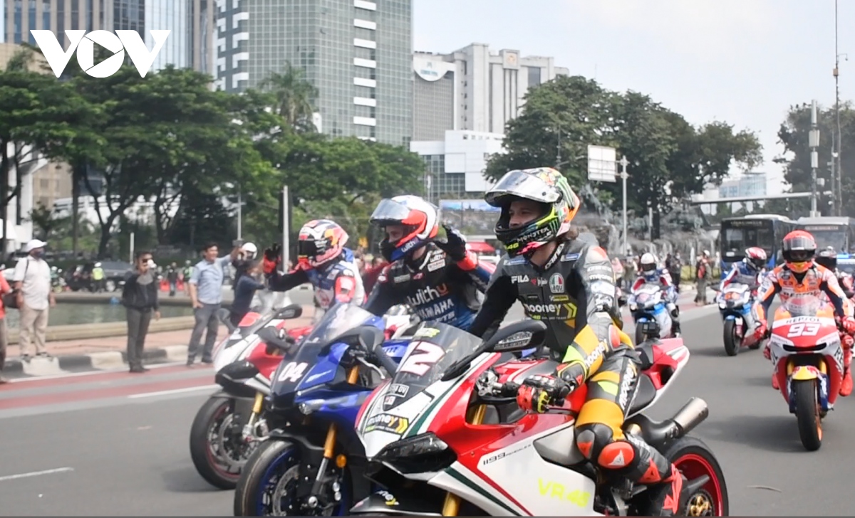 Các tay đua MotoGP 2022 diễu hành trên đường phố Jakarta trước thềm thi đấu Indonesia GP