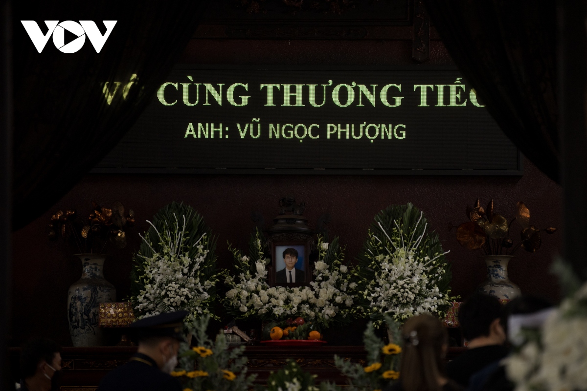 Nghệ sĩ Việt đến tiễn đưa đạo diễn Vũ Ngọc Phượng