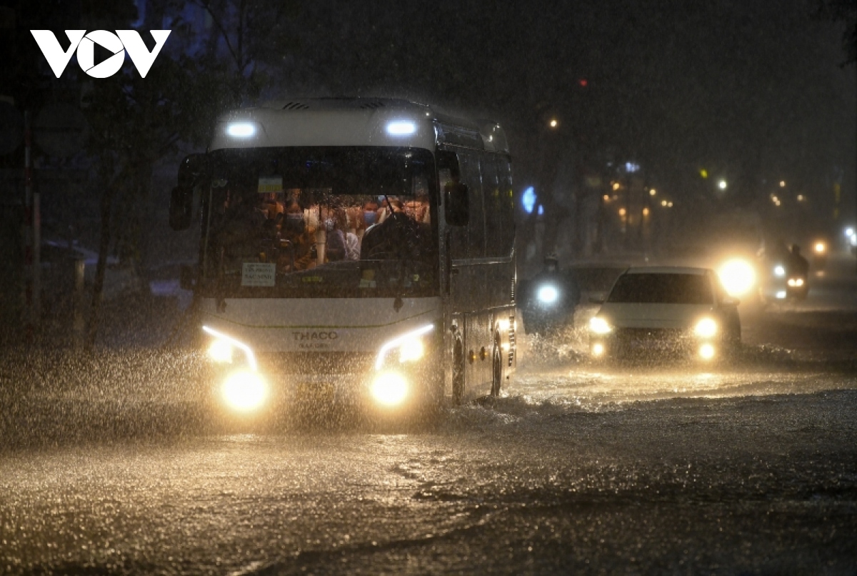 Ô tô, xe máy lội nước trong đêm vì mưa lớn bất thường gây ngập các tuyến đường ở Đà Nẵng