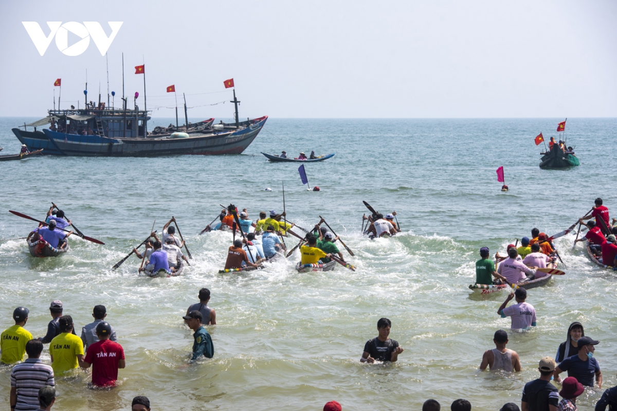 Sôi nổi cuộc đua thuyền trên biển Thuận An