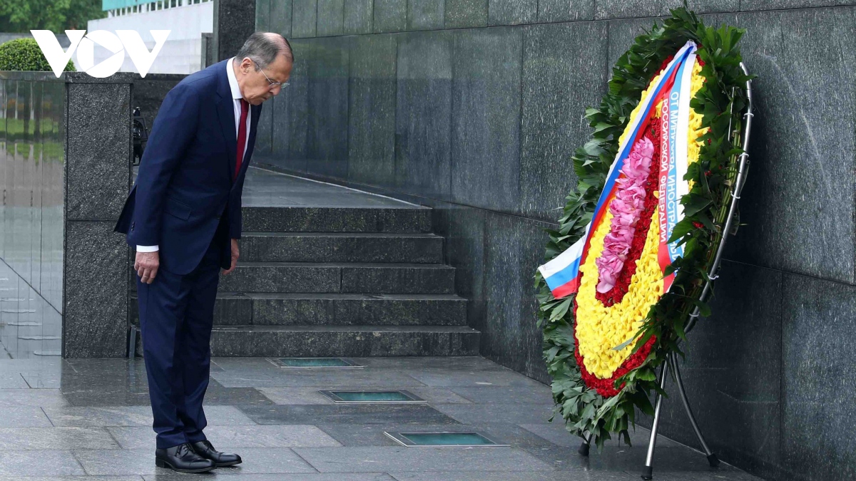 Ngoại trưởng Nga Sergey Lavrov viếng lăng Chủ tịch Hồ Chí Minh