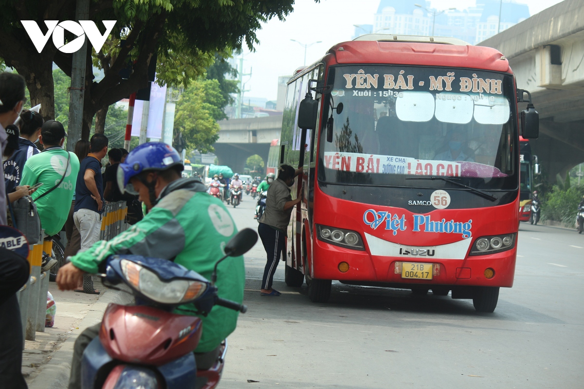 CSGT nói gì về nạn xe khách “rùa bò” tái diễn ở Hà Nội?
