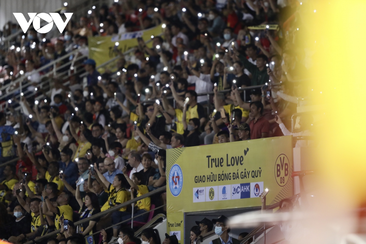Không khí cuồng nhiệt của trận đấu Ngôi sao Việt Nam gặp Huyền thoại Dortmund