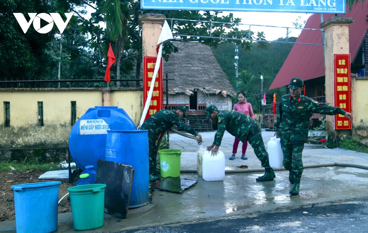 Bộ đội Quân khu 5 ngược núi cấp nước cho dân