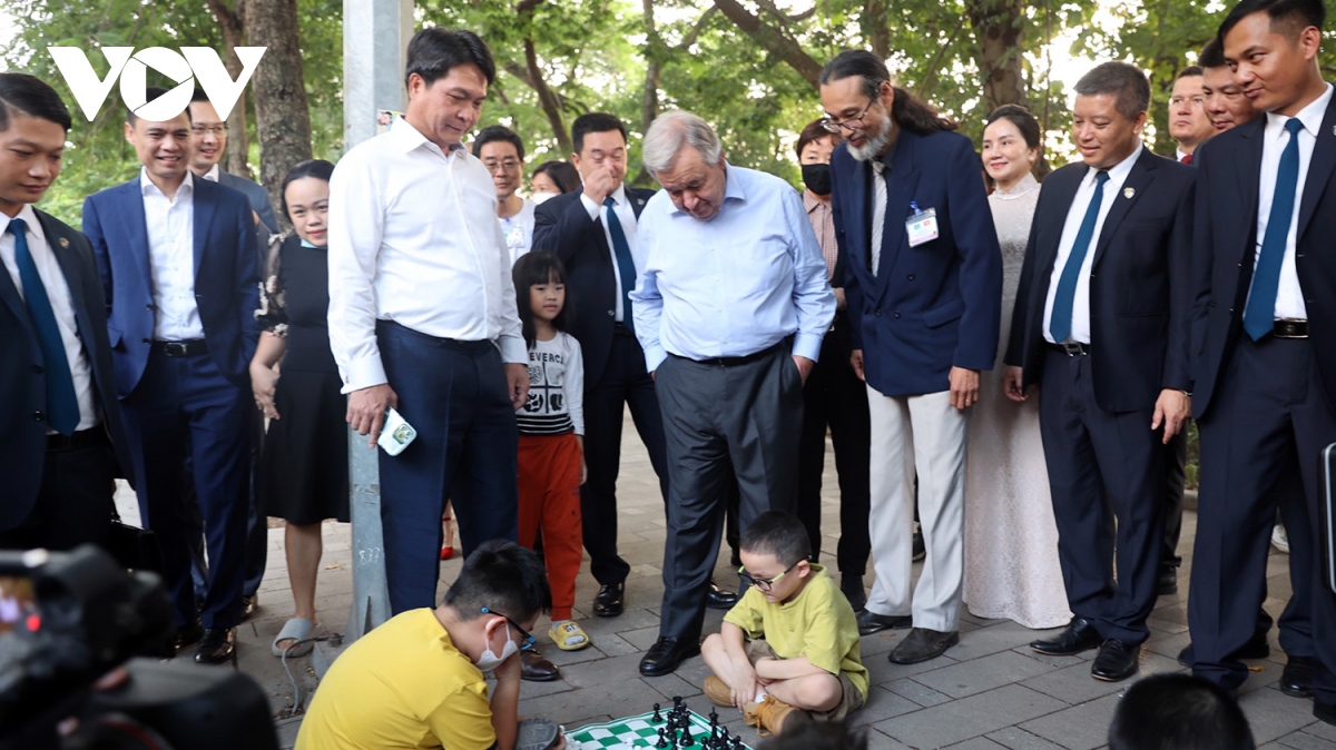 Tổng thư ký Liên Hợp Quốc xem trẻ nhỏ chơi cờ quanh Hồ Hoàn Kiếm