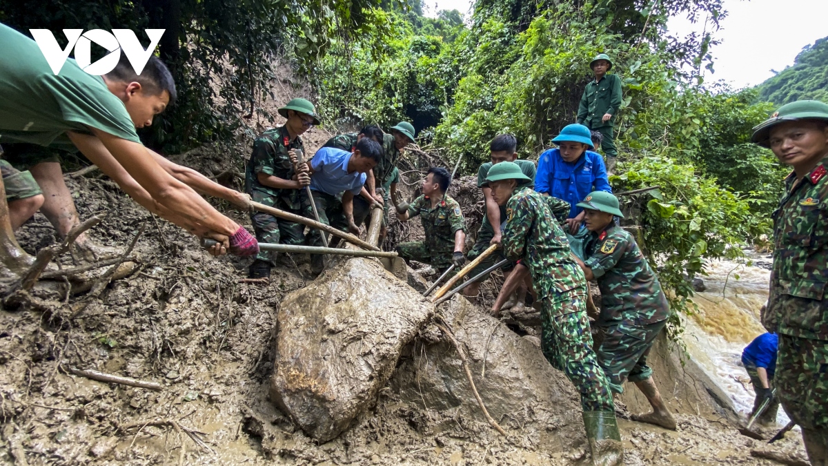Hàng trăm chiến sỹ dọn dẹp bùn đất vùi lấp đầu nguồn trạm cấp nước ở Kỳ Sơn