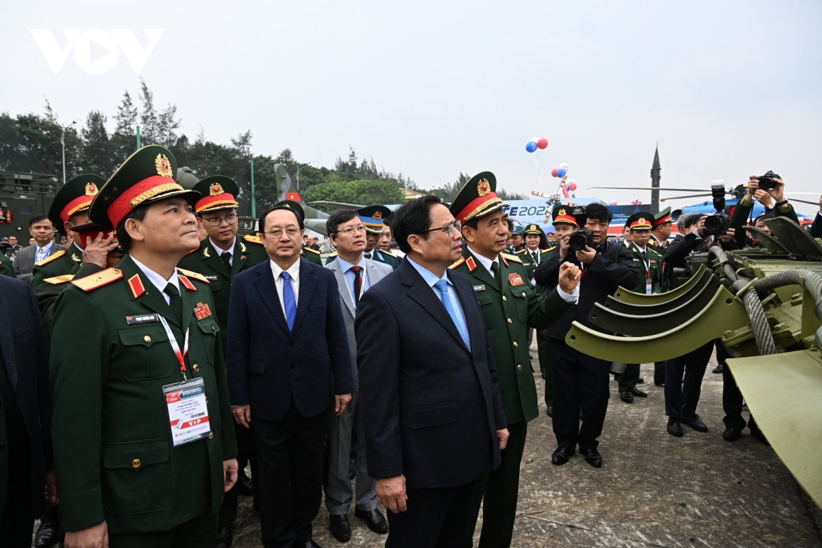 Thủ tướng tham quan khí tài tại Triển lãm Quốc phòng Quốc tế Việt Nam