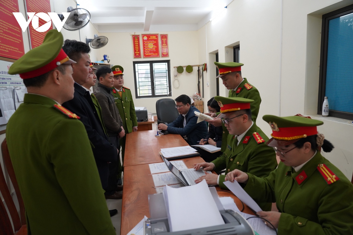Bắt tạm giam 2 cán bộ xã ở Hà Giang thuê người khai thác cát, sỏi trái phép