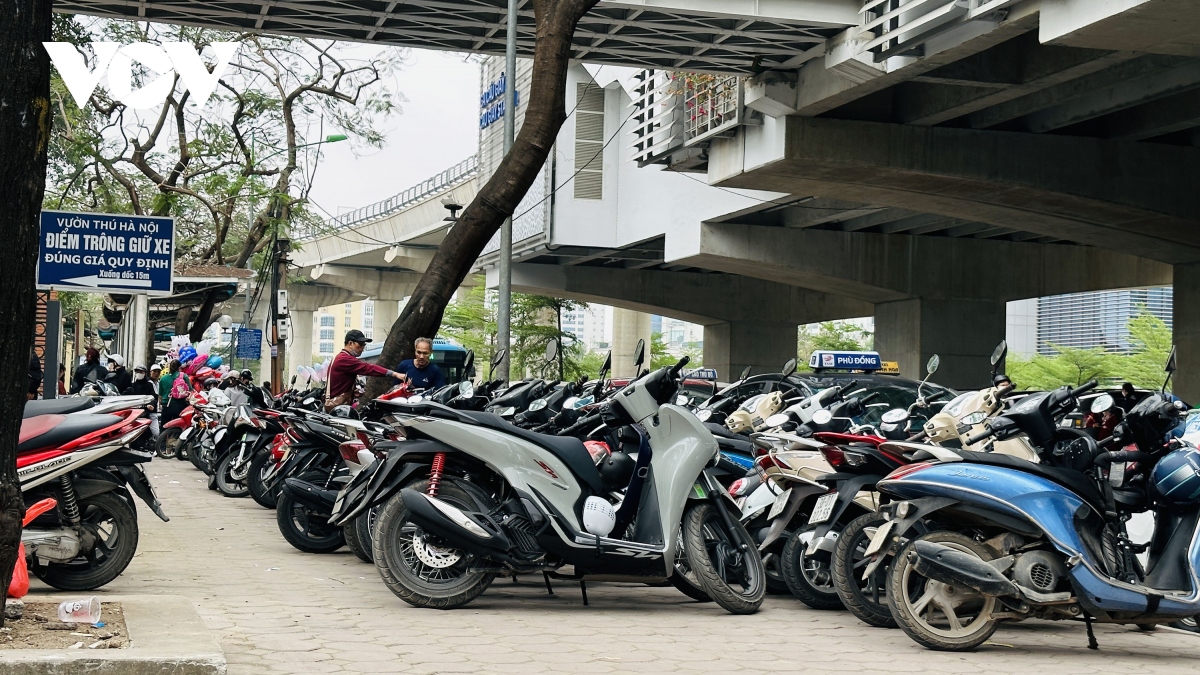 Bãi trông xe tự phát, thu 20.000 đồng một vé xe máy trước Vườn thú Hà Nội