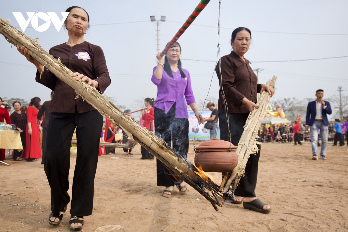 Độc đáo cuộc thi vừa đi vừa thổi cơm ở lễ hội Đồng Lư, Hà Nội