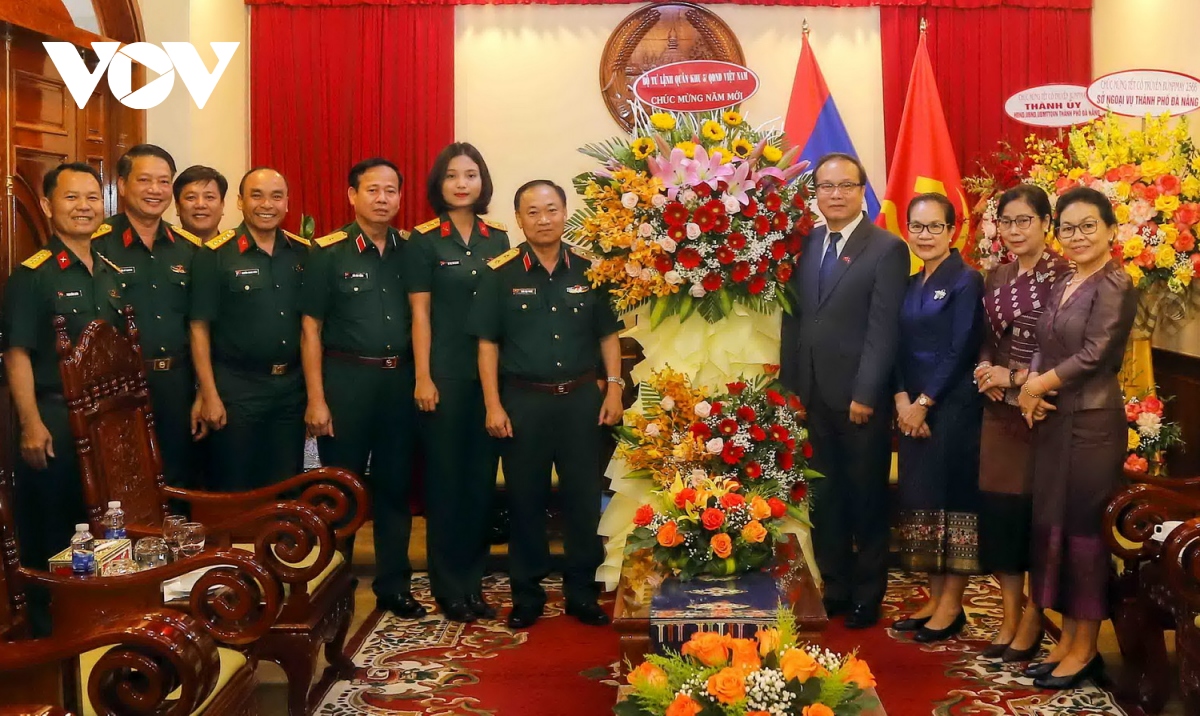 Bộ Tư lệnh Quân khu 5 thăm, chúc Tết cổ truyền Bunpimay của Nhân dân các bộ tộc Lào