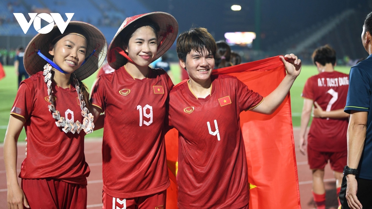 Huỳnh Như, Thanh Nhã đội nón ăn mừng HCV SEA Games 32 cùng ĐT nữ Việt Nam