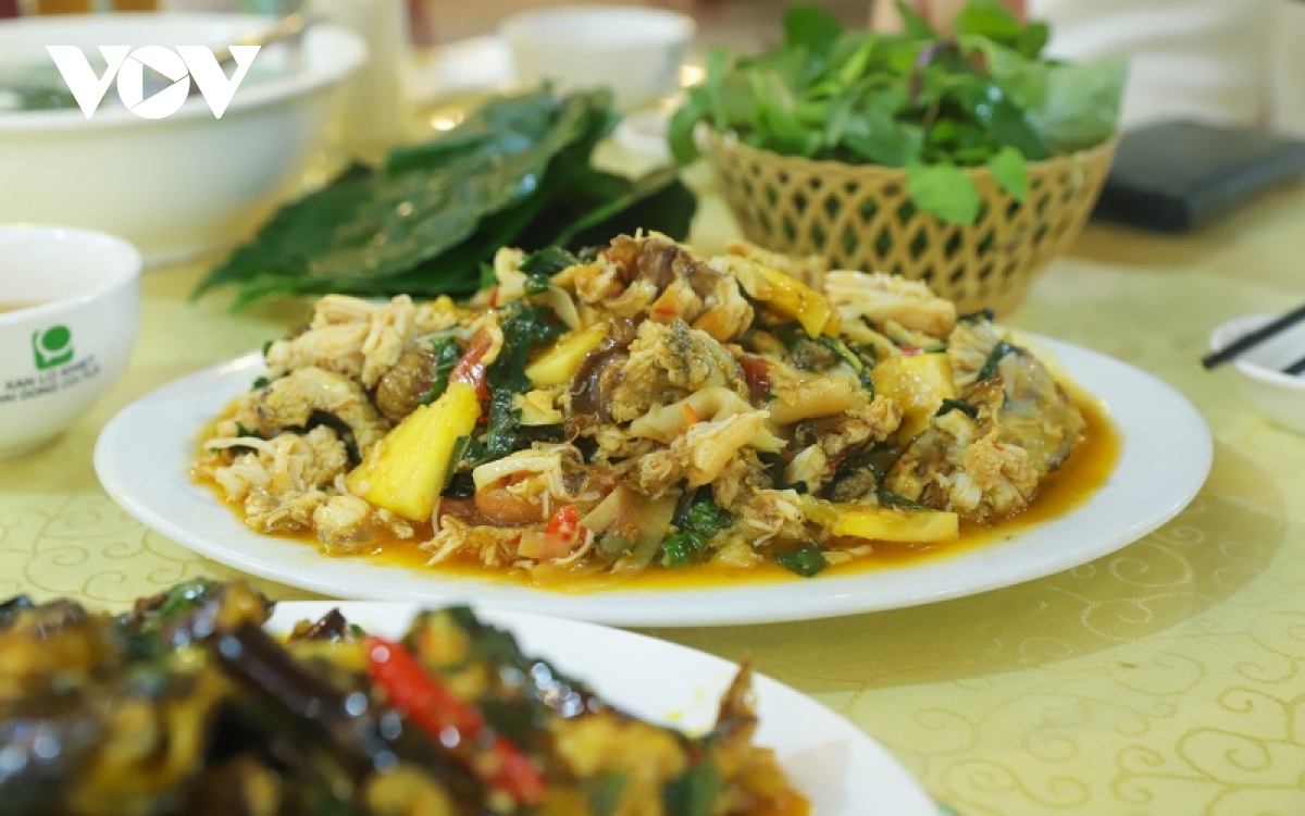 Chi tiền triệu để ăn đặc sản “10 chân 4 mắt” ở Quảng Ninh