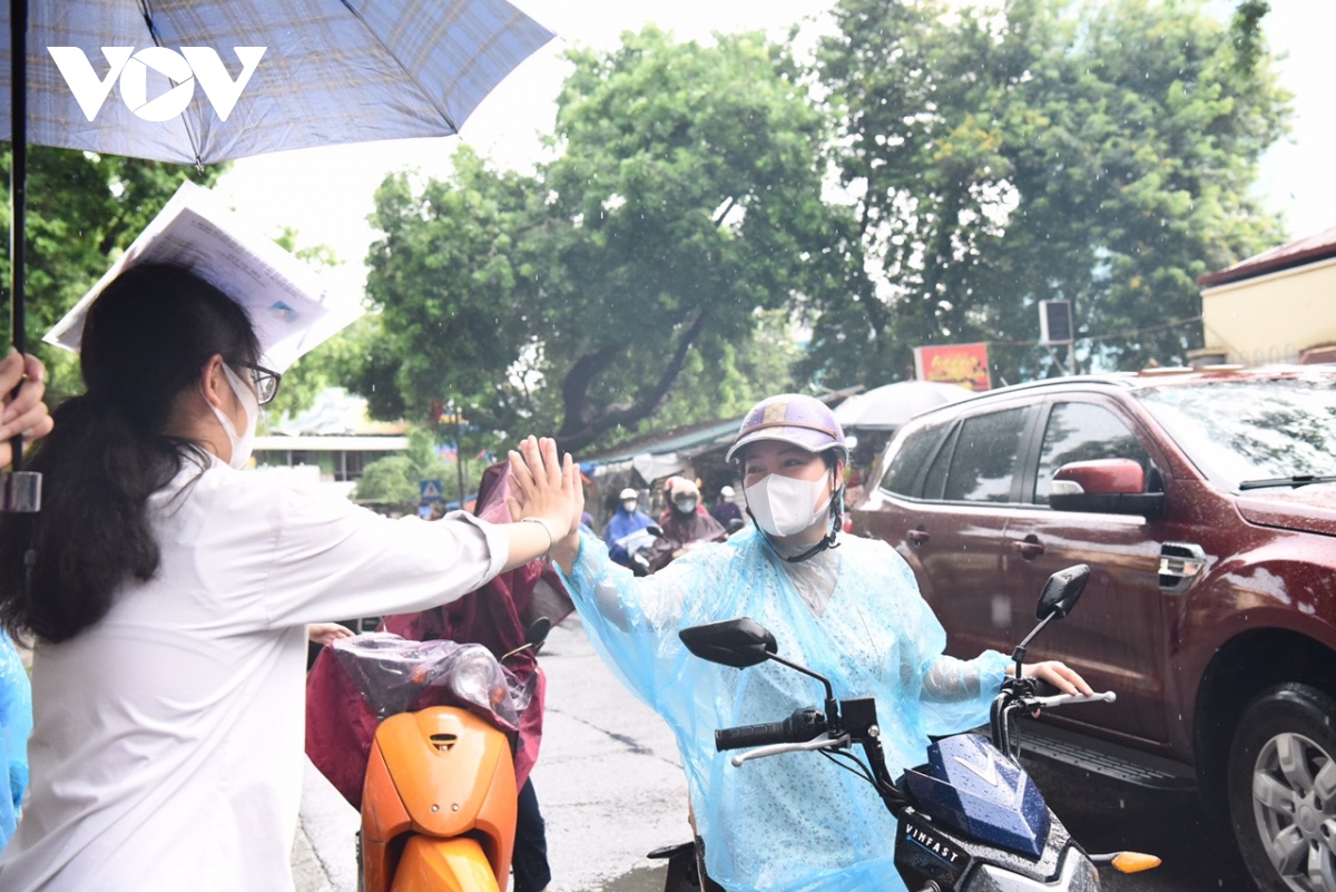 Thi tốt nghiệp THPT 2023: Thí sinh Hà Nội đội mưa đến trường bắt đầu thi Ngữ văn
