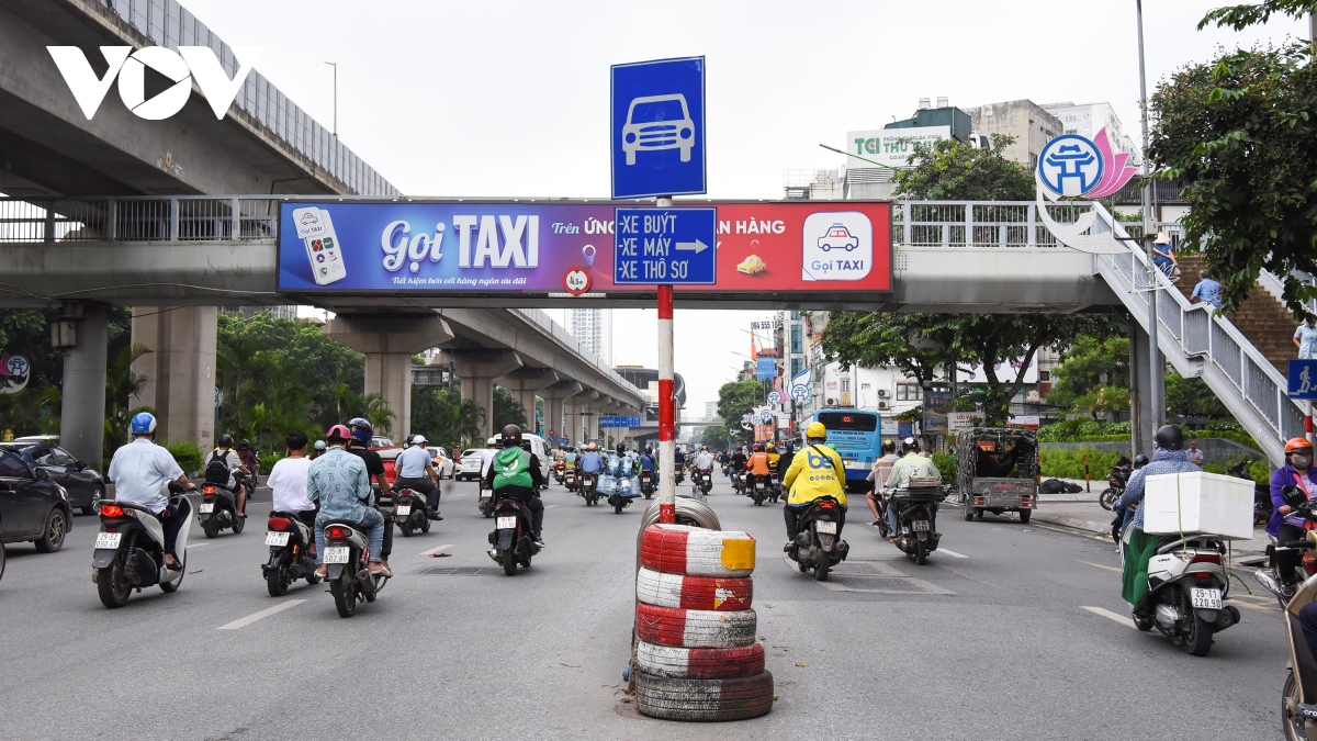 Dải phân cách cứng trên đường Nguyễn Trãi sau 1 năm: Ô tô, xe máy vẫn chung làn