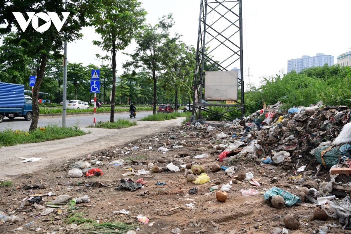 Vỉa hè nhiều tuyến đường ở Hà Nội ngập trong rác