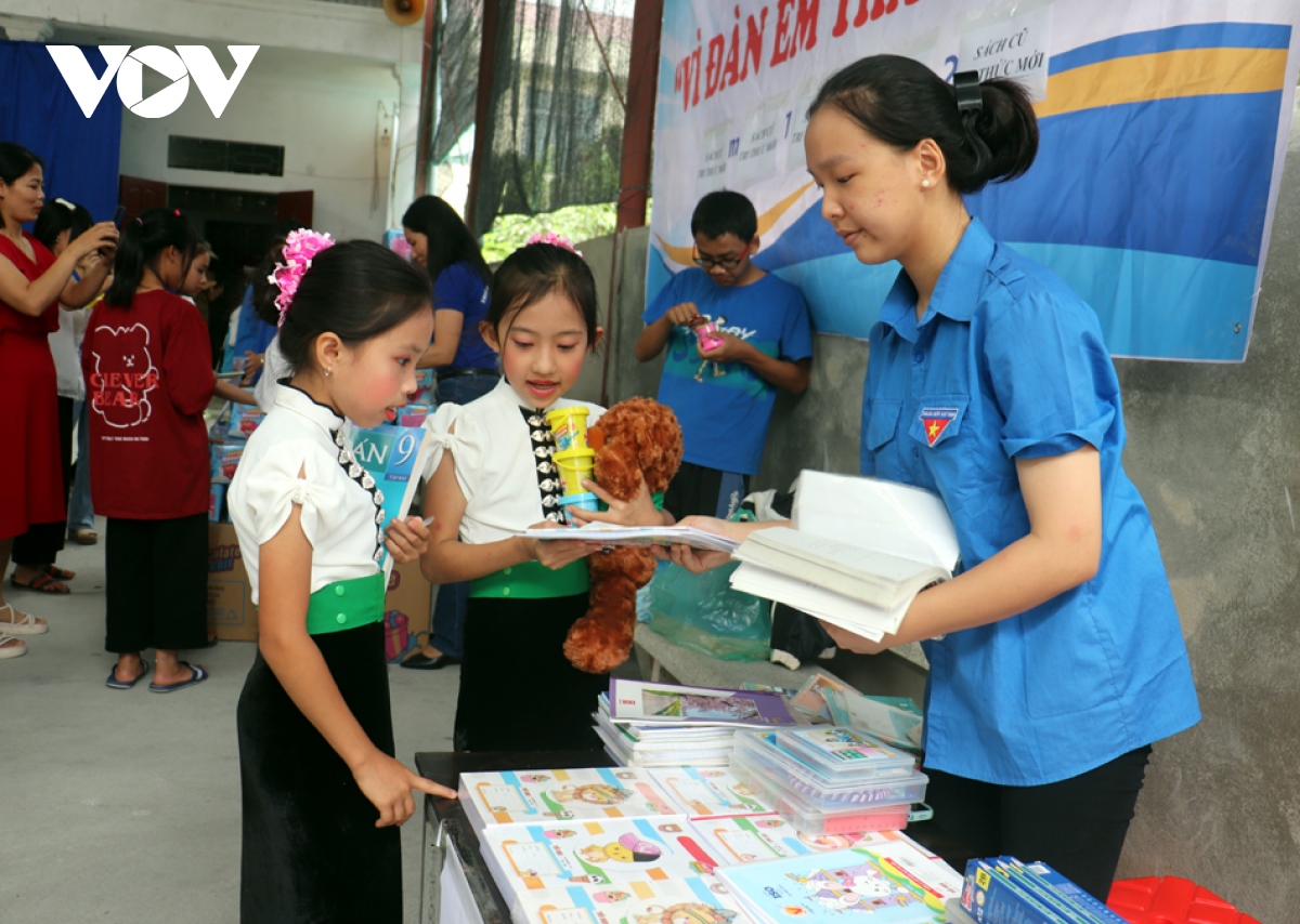 Giảm nỗi lo cho phụ huynh nghèo ở Điện Biên trước thềm năm học mới