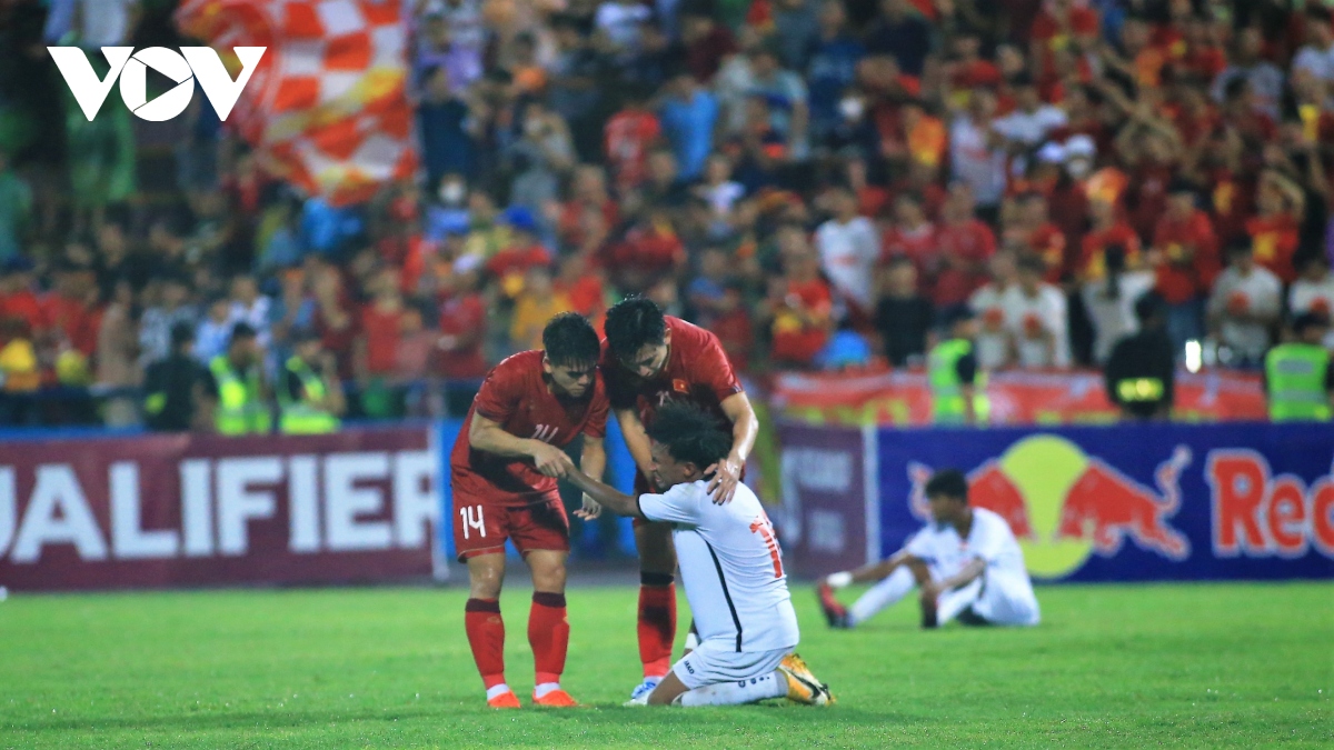 Hành động đẹp của cầu thủ U23 Việt Nam sau trận thắng Yemen