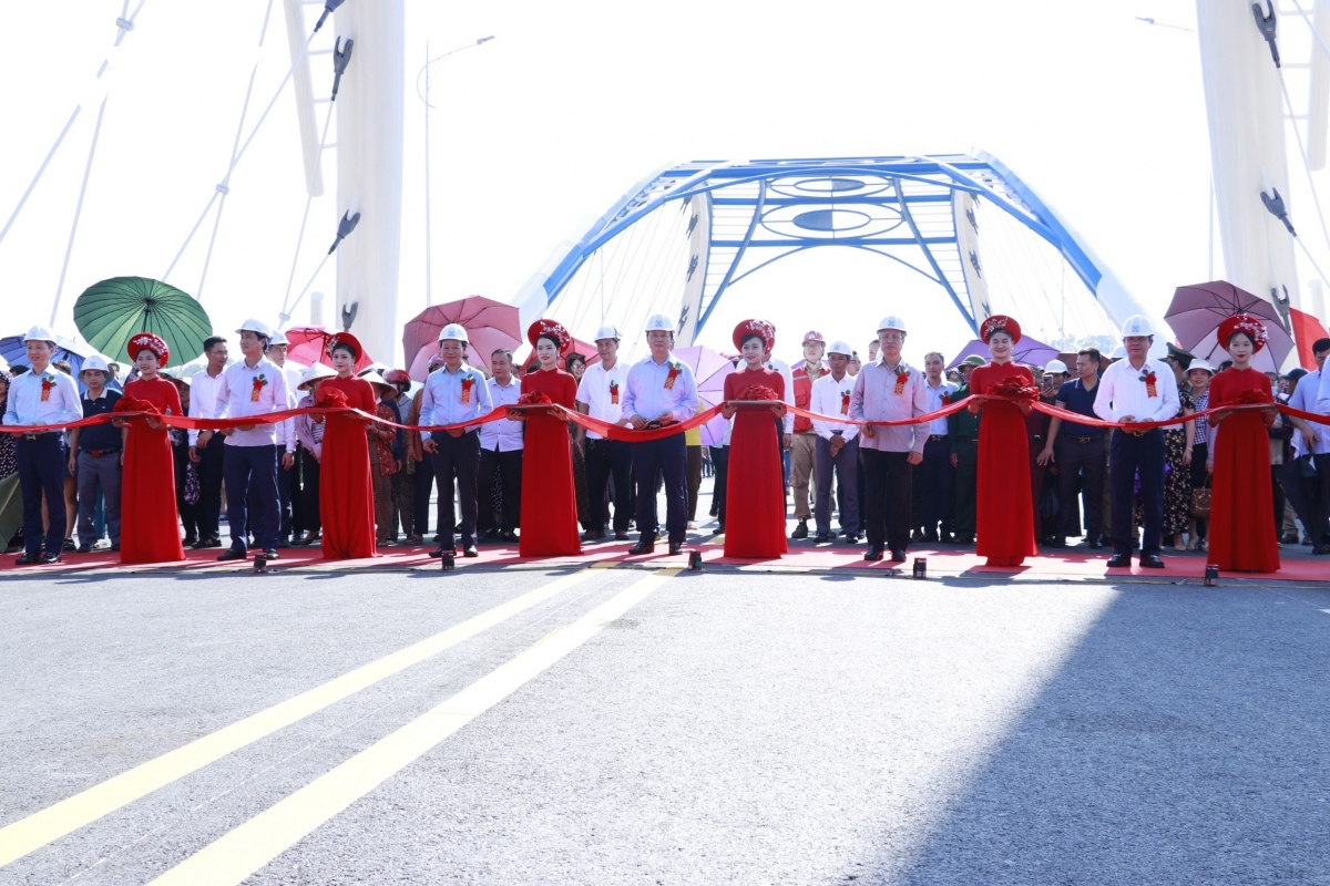 Lễ khánh thành cây cầu thứ 8 bắc qua sông Hồng ở Yên Bái