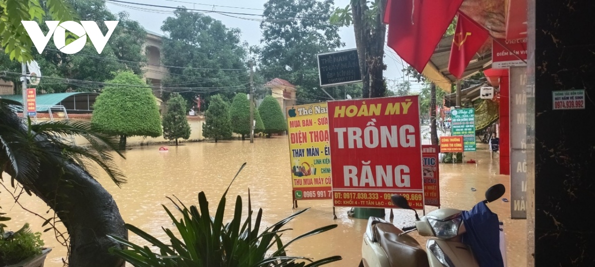 Hơn 600 ngôi nhà ở thị trấn huyện miền núi Quỳ Châu (Nghệ An) ngập trong nước