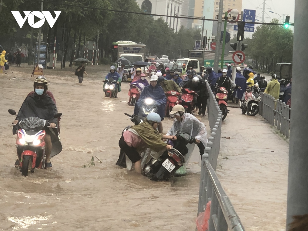Mưa lớn đầu giờ sáng, nhiều khu vực tại Hà Nội ngập úng, giao thông ùn tắc