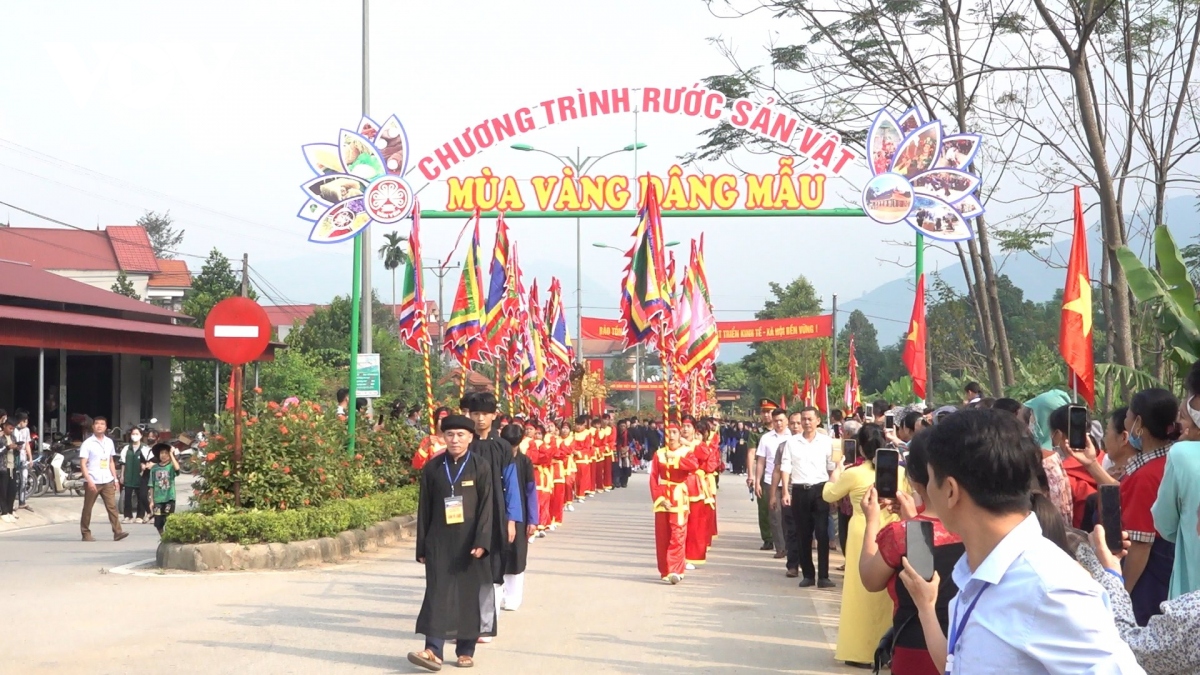 Độc đáo Rước sản vật dâng Mẫu tại Lễ hội đền Đông Cuông