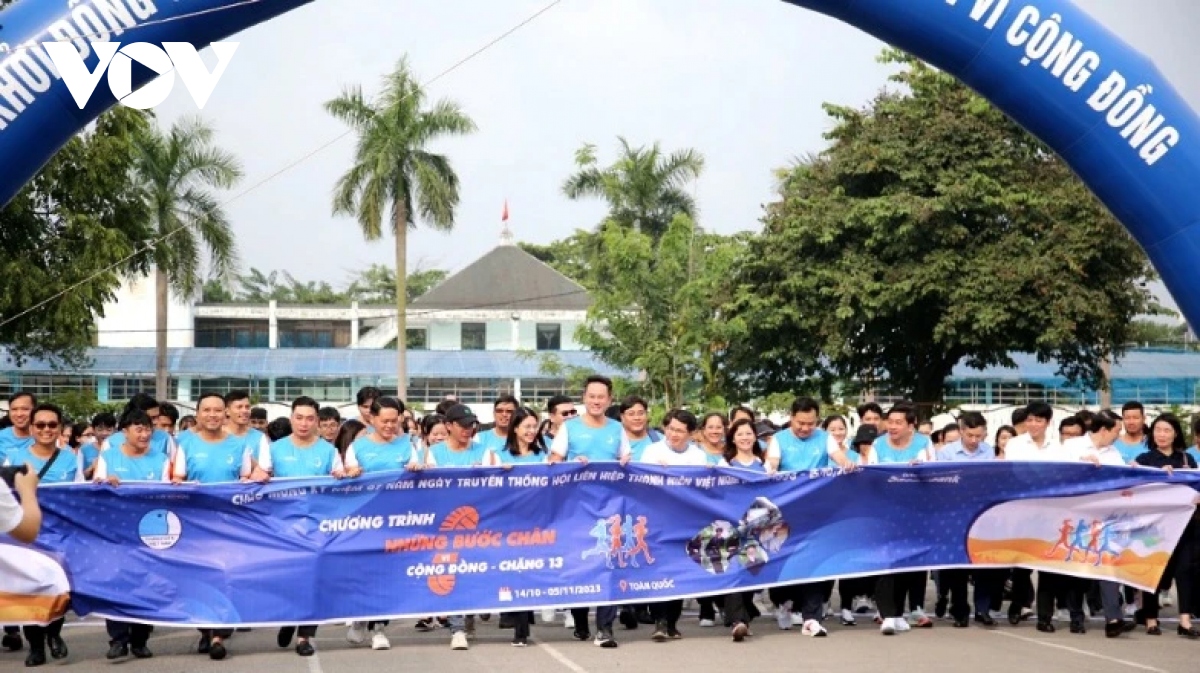 Hàng nghìn bạn trẻ đi bộ gây quỹ xây nhà văn hóa tặng đồng bào Rơ Măm