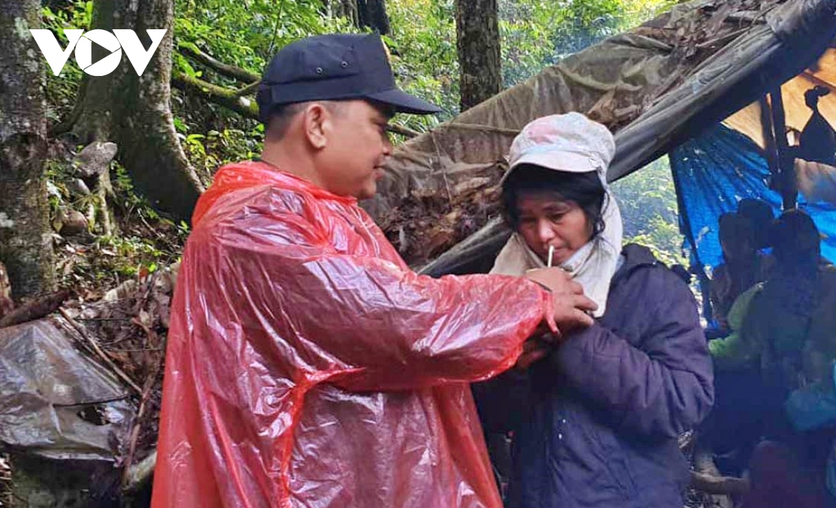 Tìm thấy người phụ nữ đi lạc 5 ngày trong rừng ở Kon Tum